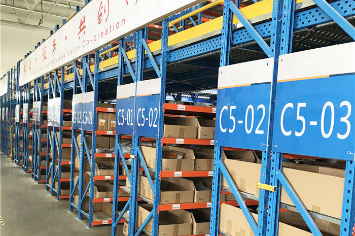 閣樓平臺區域，人工存取貨物，靈活方便